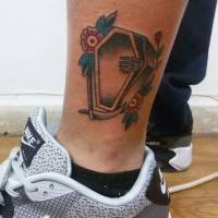 Tatuaje de un ataúd y una mano de esqueleto saliendo
