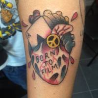 Tatuaje de un corazón con un As y el símbolo de la paz