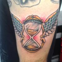 Tatuaje de un reloj de arena con alas