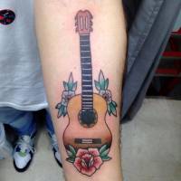 Tatuaje de una guitarra con flores en el antebrazo