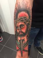 Tatuaje old school de Cristo en el antebrazo