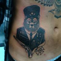 Tatuaje de un oso vestido de militar