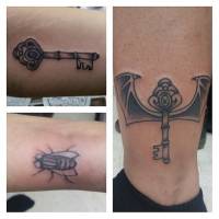 Tatuaje de una llave, otra llave con alas y una mosca