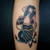 Tatuaje de una sirena y un ancla