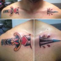 Tatuaje de una espada atravesando el pecho de un hombre