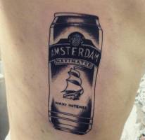 Tatuaje de una lata con el nombre y escudo de Amsterdam