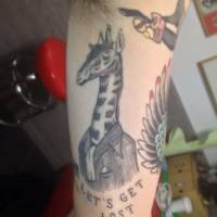 Tatuaje de una jirafa vestida