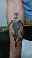 Tatuaje de Superman en el antebrazo