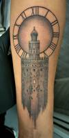 Tatuaje de la torre del toro en Sevilla con un reloj detrás