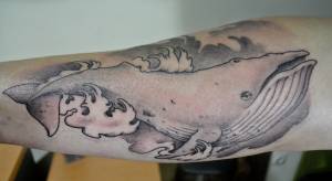 Tatuaje de una ballena nadando