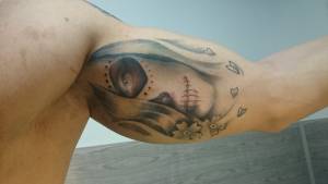 Tatuaje de una calavera mexicana en la parte trasera del brazo
