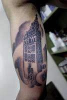 Tatuaje de la giralda de Sevilla