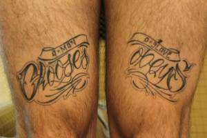 Tatuaje de una frase en la pierna