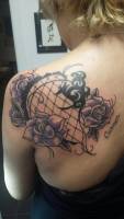 Tatuaje de unas flores en la espalda de una mujer