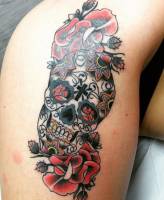 Tatuaje de una calavera de azúcar con flores