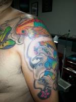 Tatuaje japonés a color en el hombro y brazo