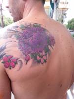 Tattoo a color de flores y un gran loto en la espalda