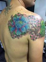 Tatuaje de una gran flor en el omoplato