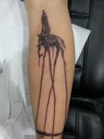 Tatuaje de un elefante de Dalí, el que tiene unas patas largísimas