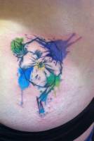 Tatuaje de una flor con manchas de pintura