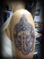 Tatuaje blanco y negro de la cabeza de Ganesha, dios hindú en el brazo