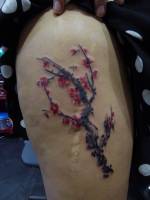 Tatuaje de una rama de árbol florida