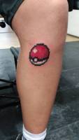 Tatuaje de una bola pokemon pixelada