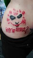 Tatuaje de la cara del joker y muchas risas alrededor
