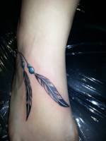 Tatuaje de dos plumas atadas