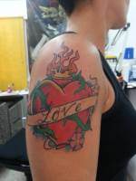 Tatuaje del sagrado corazón y le etiqueta Love