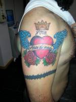 Tatuaje de un corazón alado, el nombre Ana con corona  y un par de rosas