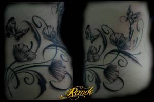 Tatuaje de una planta con mariposas en blanco y negro