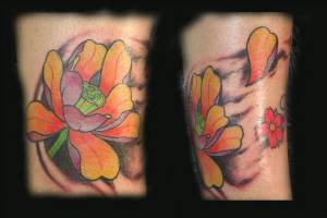 Tatuaje a color, de una flor soltando unos pétalos