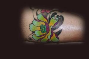 Tatuaje de un loto y una ola