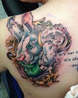 Tatuaje del conejo de Alicia en el país de las maravillas 