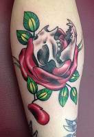 Tatuaje de una calavera saliendo de una rosa