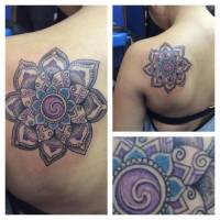 Tatuaje de una flor con una espiral dentro