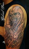 Tatuaje de una esfinge alienígena en el brazo