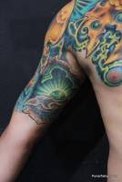 Tattoo de piel alienígena en brazo y pecho