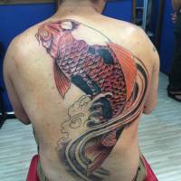 Tattoo de una gran koi en la espalda de un hombre