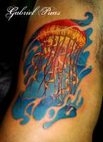 Tattoo de una medusa en el costado de un hombre