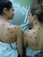 Tattoo de pájaros volando en dos chicas
