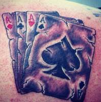Tattoo de ases de poker muy gastados