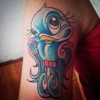 Tatuaje de un pájaro new school a color en el brazo