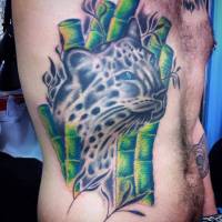 Tattoo de un leopardo entre bambú