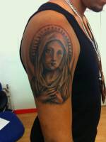 Tattoo de la virgen, en el hombro