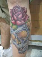 Tattoo de una calavera con una rosa
