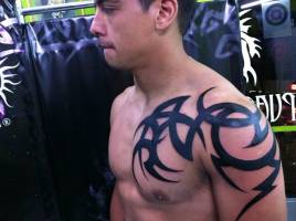 Tattoo tribal en el pecho y hombro de un hombre