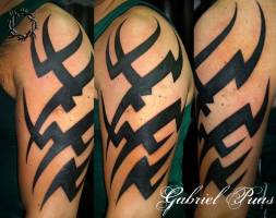 Tattoo de un tribal de grandes líneas en el brazo