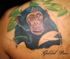 Tattoo de un chimpancé entre la selva